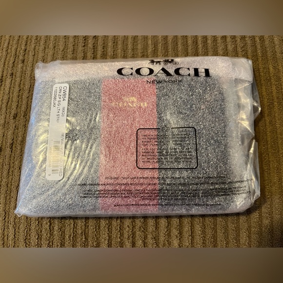 Coach Corner Zip Wristlet In Signature Canvas nwt in packaging - Picture 2 of 3